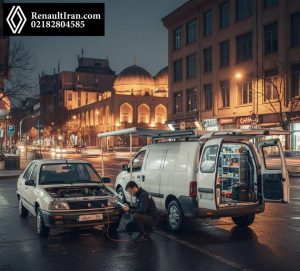 تکنسین با تبلت کنار ون خدمات، در حال آپدیت نرم‌افزاری رنو در خیابان تهران