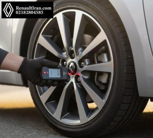 برنامهریزی سنسور TPMS چرخ رنو با ابزار دستی کنار خودرو در تهران