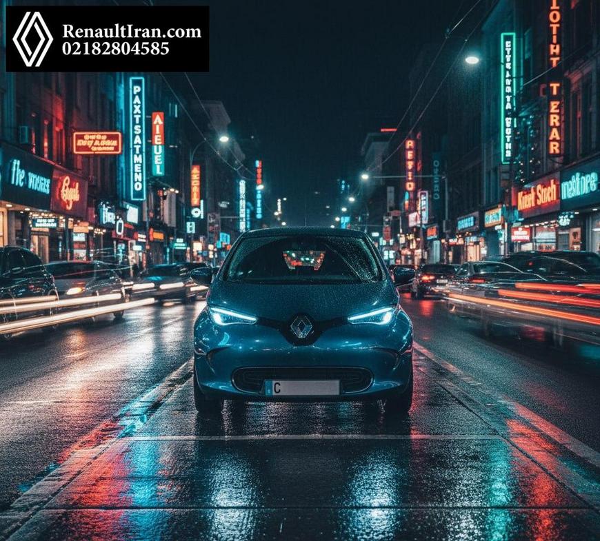 خودروی برقی کوچک رنو بین دو خودرو پارک شده در خیابان شلوغ تهران در شب