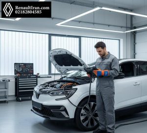 تکنسین در حال عیب‌یابی رنو برقی با دستگاه دیاگ در تعمیرگاه مدرن