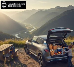 خانواده ایرانی در حال بار زدن وسایل تفریحی در صندوق خودروی برقی رنو کنار جاده حومه شهر