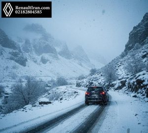 خودروی رنو در جاده برفی کوهستانی ایران با زنجیرچرخ و روشن بودن چراغ‌ها