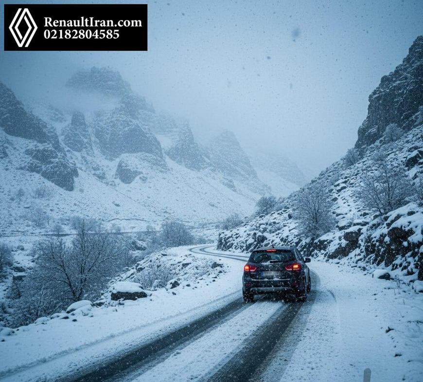 خودروی رنو در جاده برفی کوهستانی ایران با زنجیرچرخ و روشن بودن چراغ‌ها